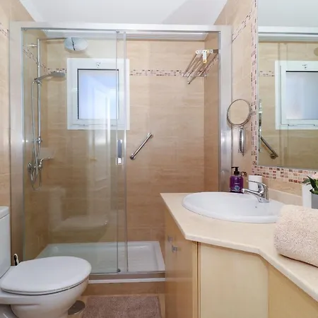 Сasa de vacaciones Townhouse With Pool View - Reserva De *